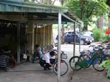自転車を修理する学生